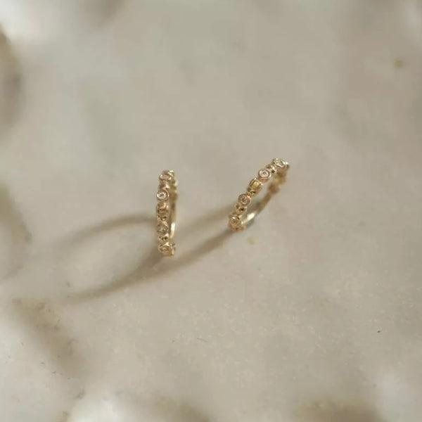 Boucles d’oreilles créoles KREOLI or jaune et cristaux blancs